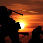 Die Bundeswehr, sie ist nicht mehr als nur ein winzig kleines Heer, sie will bei Krieg den klaren Sieg, den sie nie kriegt, weil sie nicht siegt. Denn wenn die Bomben schließlich knallen und in den Straßen Häuser fallen, dann wissen wir, ein Knopfdruck schon, zerstört im Nu eine Nation; das ist der Lohn, was für ein Hohn! Es muss was kommen, groß und toll, wenn sich die Zukunft bessern soll.